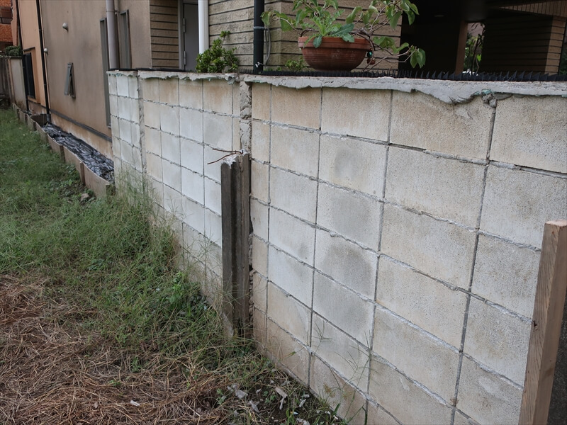 お隣の塀がなくなったことで、見えるようになった塀の裏側。建物側はタイルと石を組み合わせた塀や門と一体化しているため、取り壊すのはかなり大掛かりです。